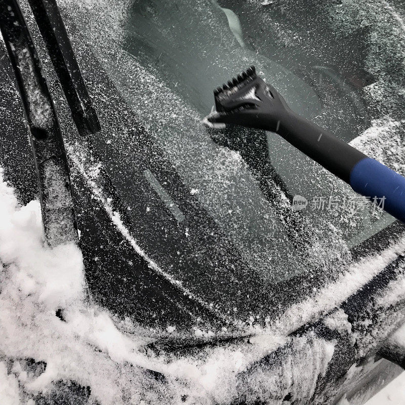 在下雪天用来清洁汽车挡风玻璃的刮冰器。