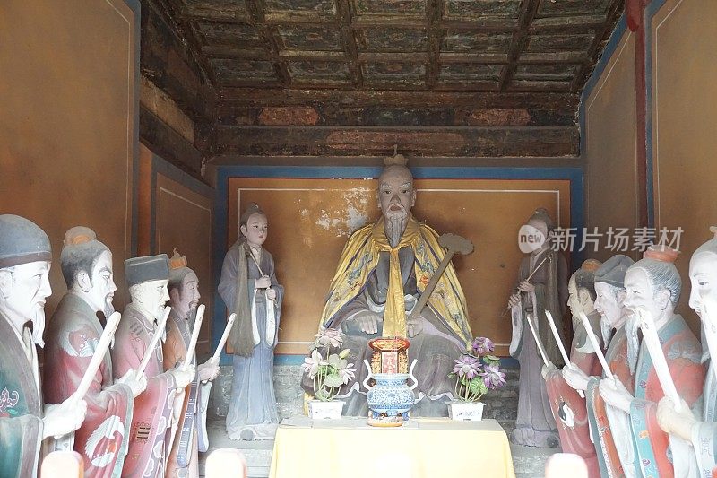 道教道观位于中国北京，有宗教造像部门来世