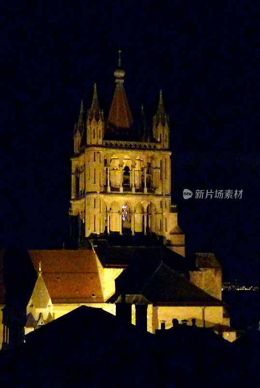 洛桑大教堂的夜晚与灯光在瑞士洛桑