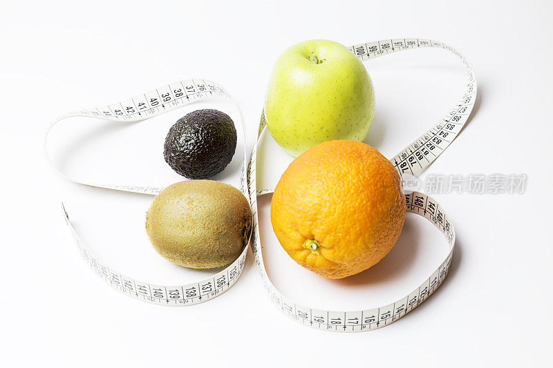 橘子，苹果，猕猴桃和鳄梨，用卷尺围起来