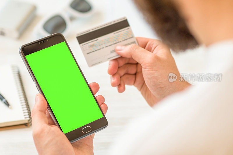 手持黑色智能手机绿色屏幕合成色度键绿色屏幕合成色度键的黑色智能手机