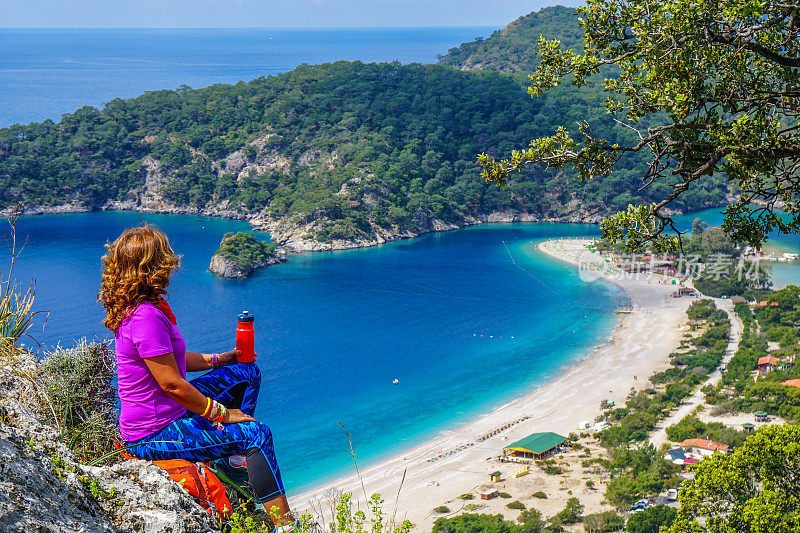 走在Oludeniz。