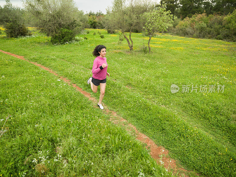 成年女子在春天美丽的大自然中奔跑