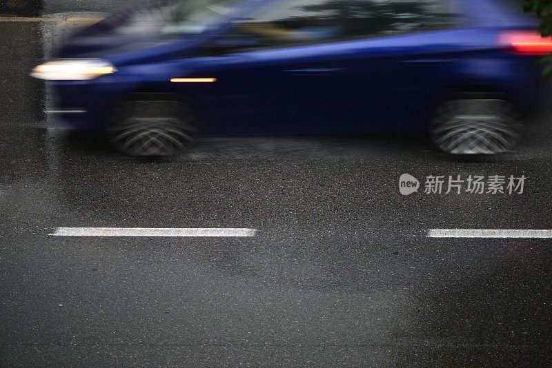 倾盆大雨时汽车在路上行驶