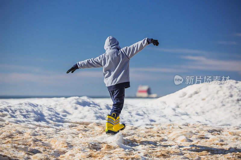 儿童探索冰冻的密歇根湖