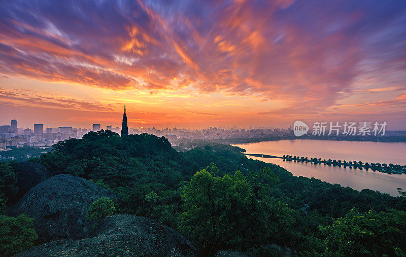 鸟瞰图杭州天际线和西湖在日出，中国