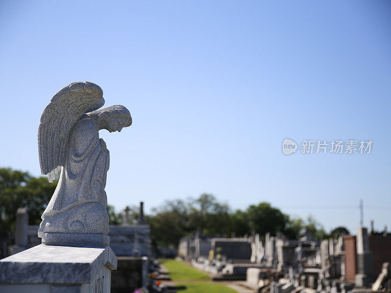 新奥尔良墓地上的祈祷天使雕像