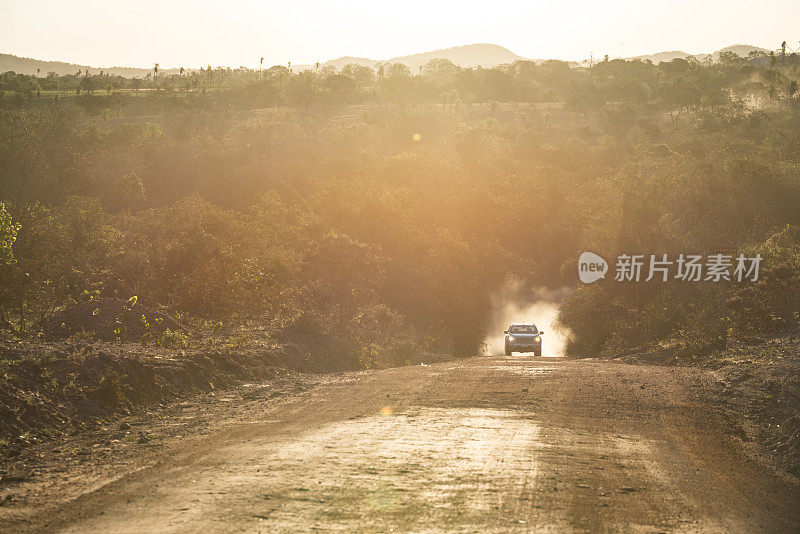 越野车行驶在尘土飞扬的乡村公路上，行驶在遥远的博尼托巴西