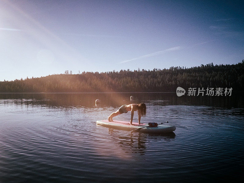 瑜伽和平衡在太浩湖，翡翠湾，加利福尼亚