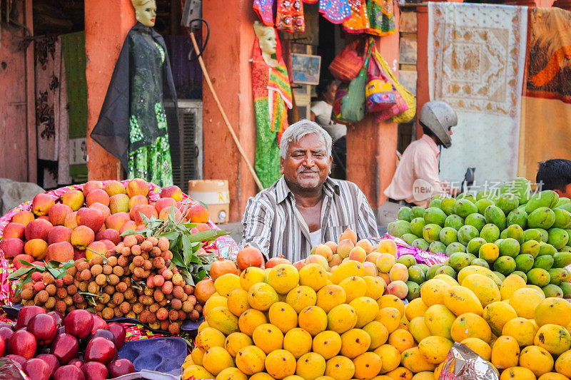 印度斋浦尔市场上的水果小贩