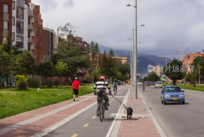 哥伦比亚，波哥大——卡雷拉诺维纳自行车道。