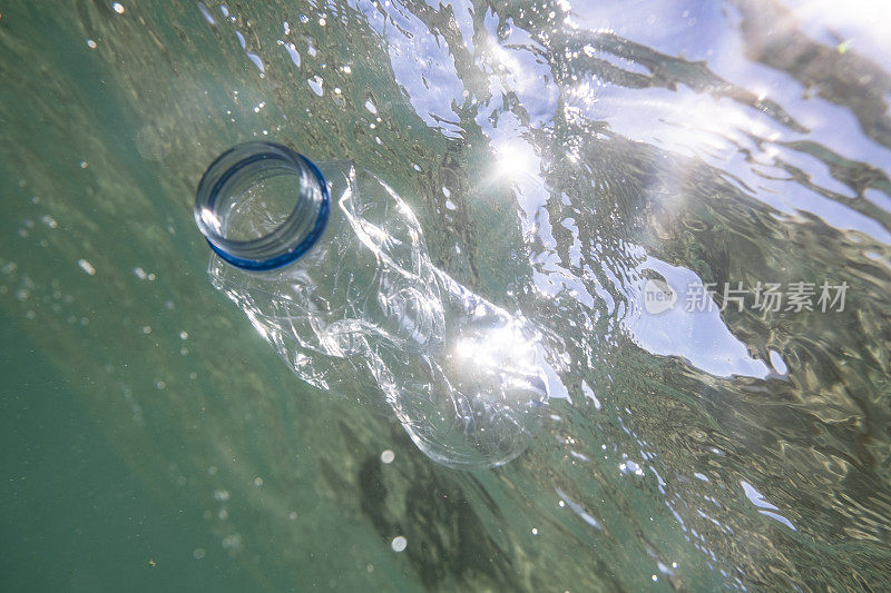 漂浮在海面上的废弃塑料瓶。