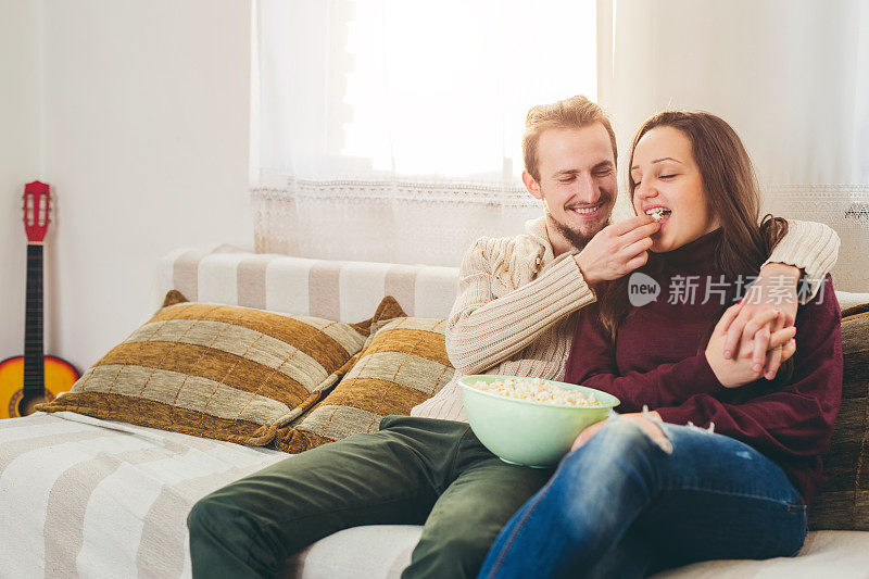 一对夫妇在家里看电视