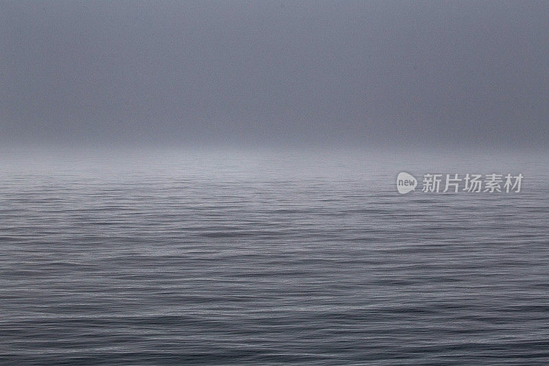平静，禅意似灰色朦胧的海洋。波纹材质