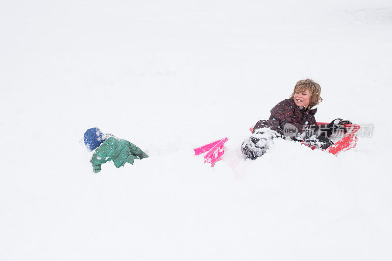 孩子们在暴风雪中快乐地玩雪橇