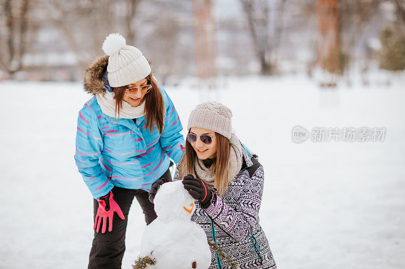 两个朋友堆雪人