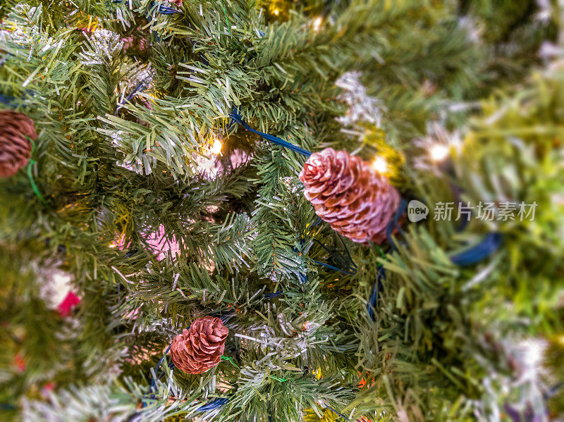 一个人造的松果圣诞树的细节