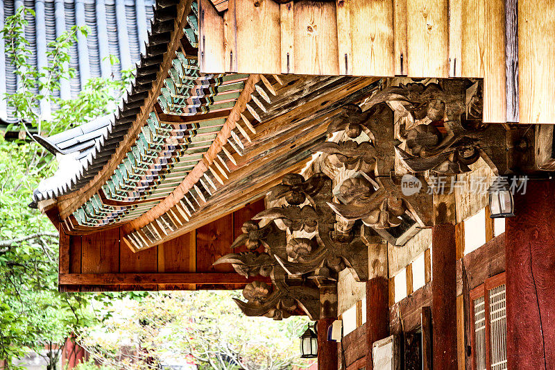 传统的韩国寺庙的木制屋顶