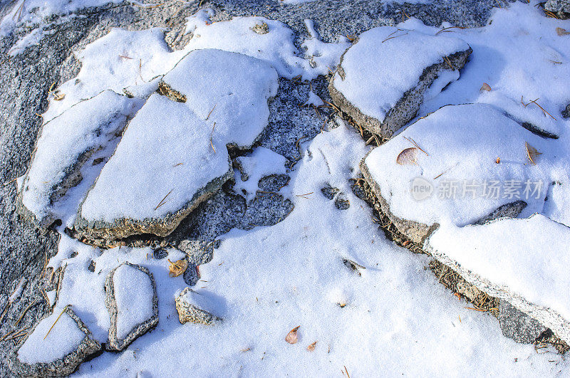 最近的暴风雪后花岗岩岩石的特写