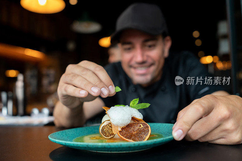 厨师在餐厅装饰盘子