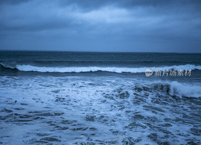 暴风雨的寒冷的海域