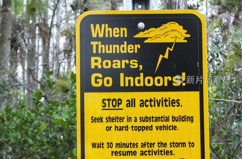 佛罗里达州的一条“雷鸣声响起，请进屋”的标语