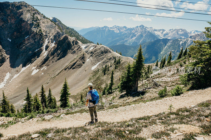 在加拿大落基山脉徒步旅行的年轻男性