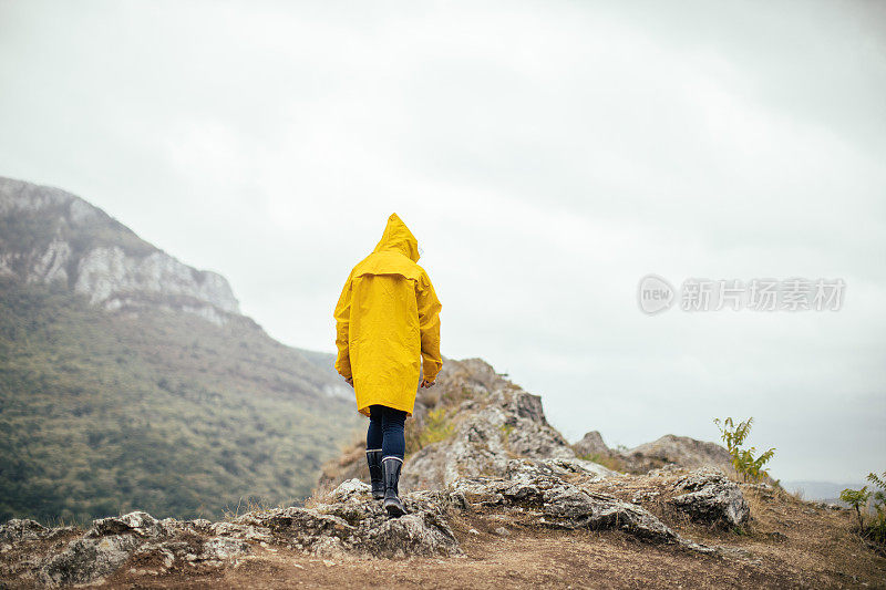 下雨天独自徒步旅行