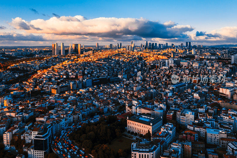 伊斯坦布尔黄昏的城市景观，土耳其
