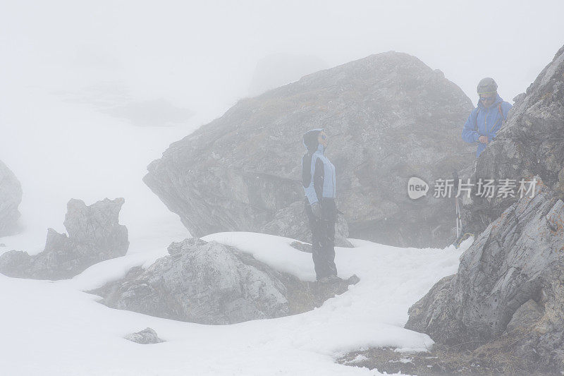 透过迷雾看到两个登山者