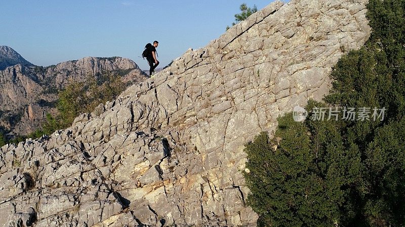 到达山顶的登山者