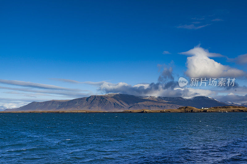 冰岛的雷克雅未克海滨和埃斯亚山