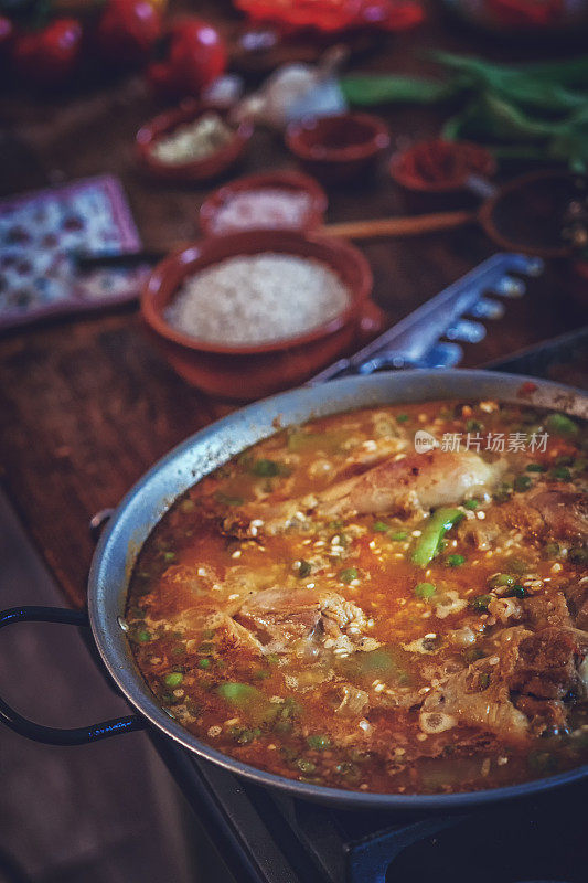 鸡肉海鲜饭配青豆，豌豆和辣椒