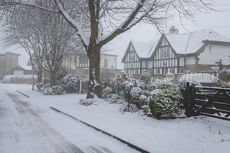 冬天，英国下雪的半独立式房屋街道