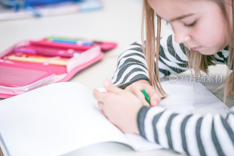小学教室里的女学生画进练习册
