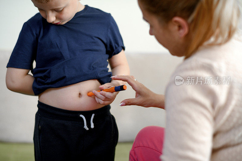 可爱的男孩正在注射胰岛素