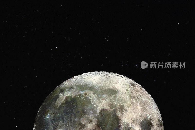 春分超级月亮在夜空中升起。图像中的一些元素是由美国宇航局提供的。