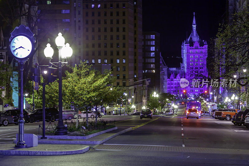 夜间场景在奥尔巴尼市中心，纽约州的首府