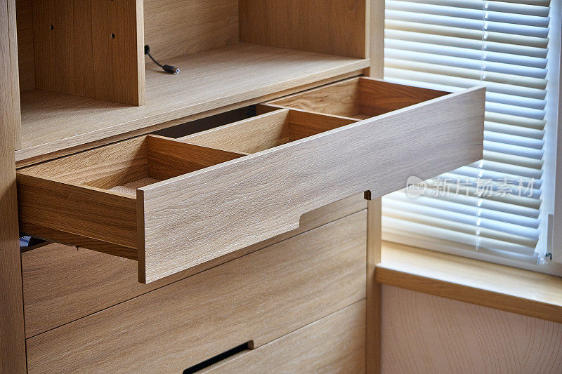 带打开抽屉的木制橱柜。现代家具
