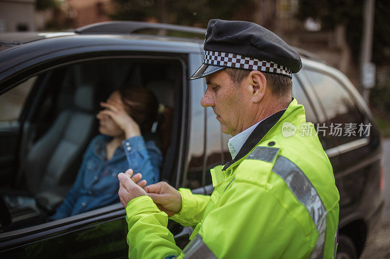 警察把车停在路边