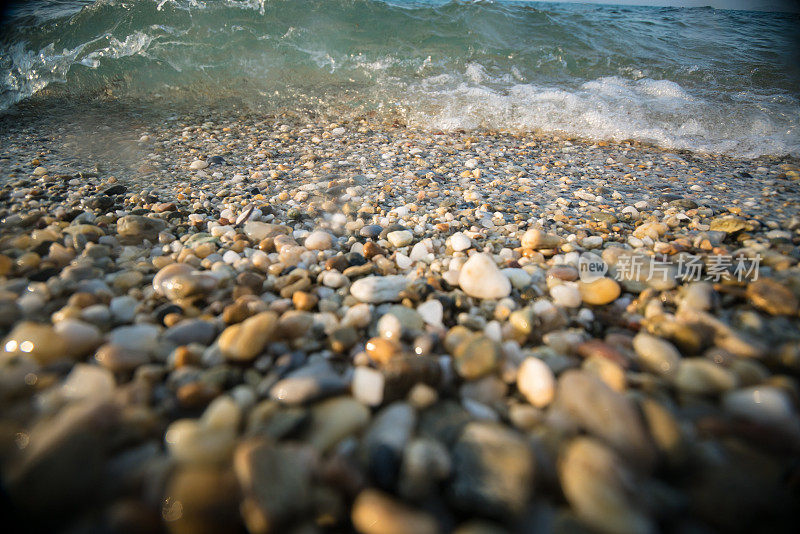 海浪拍打卵石滩