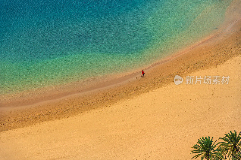 美丽的海滩在加那利岛，拉斯特雷西塔斯，特内里费，西班牙