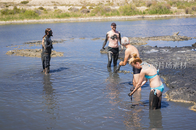 吉尔吉斯斯坦，游客在Issyk-Kul盐湖上用泥涂抹身体