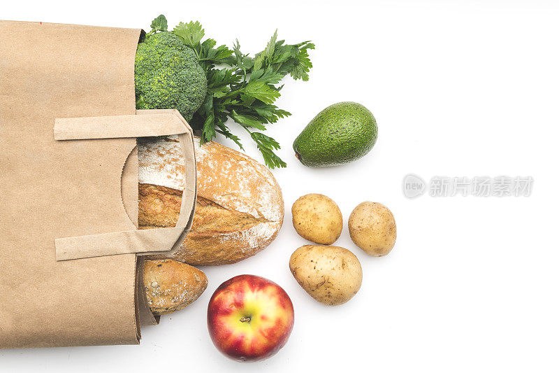 满纸袋的不同健康食品上白色