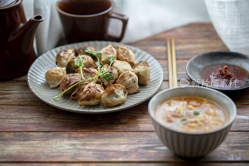 中式早餐:煎饺子和番茄鸡蛋汤