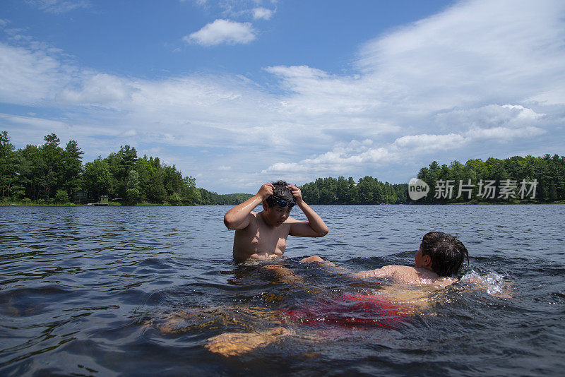 在一个炎热的夏天，兄弟俩在北部的一个湖里游泳