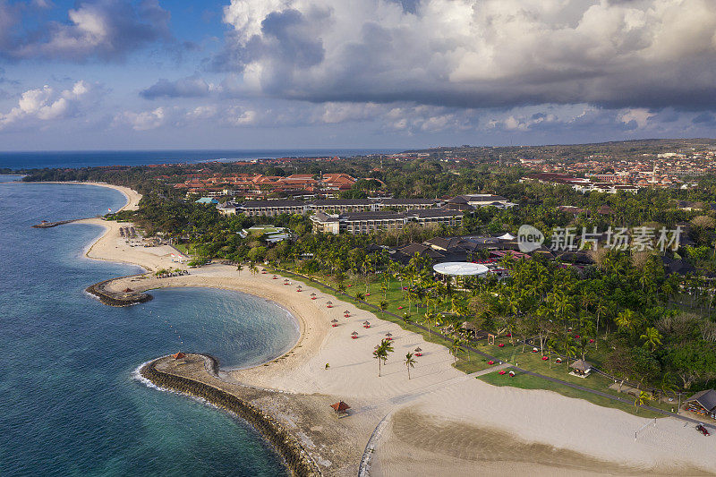 巴厘岛努沙杜瓦海滩海岸线的鸟瞰图