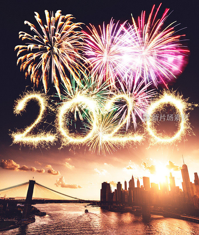 2020年新年焰火在曼哈顿地平线上