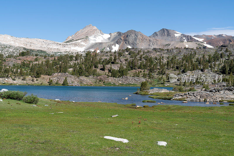 康奈斯山和北峰