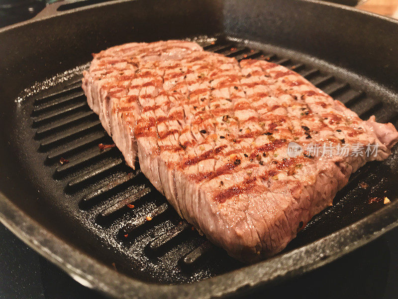 在住宅厨房里准备炸红肉西冷牛排